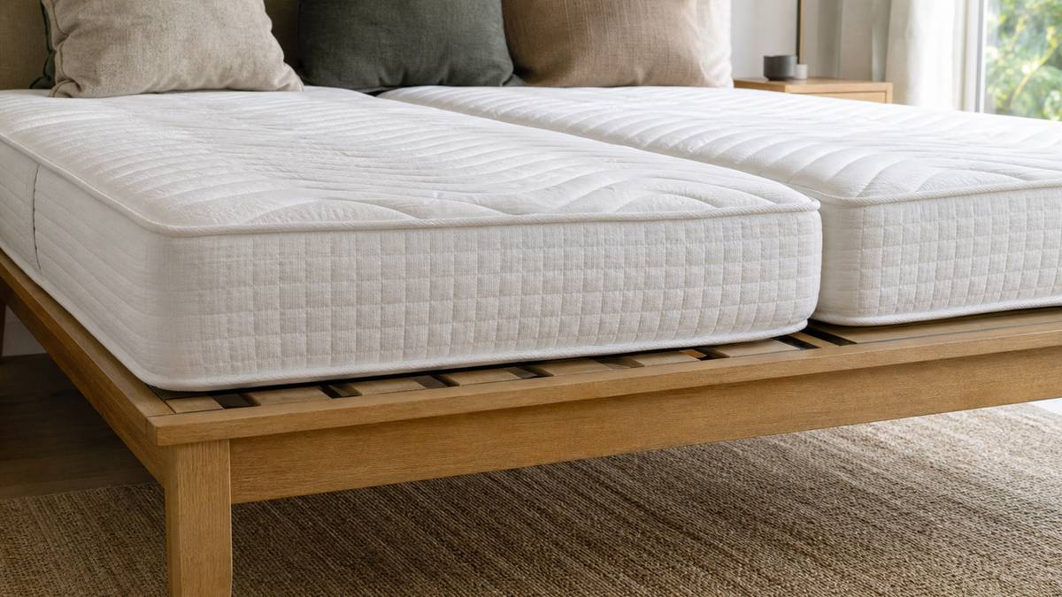 Deux matelas côte à côte reposant sur un sommier à lattes continu
