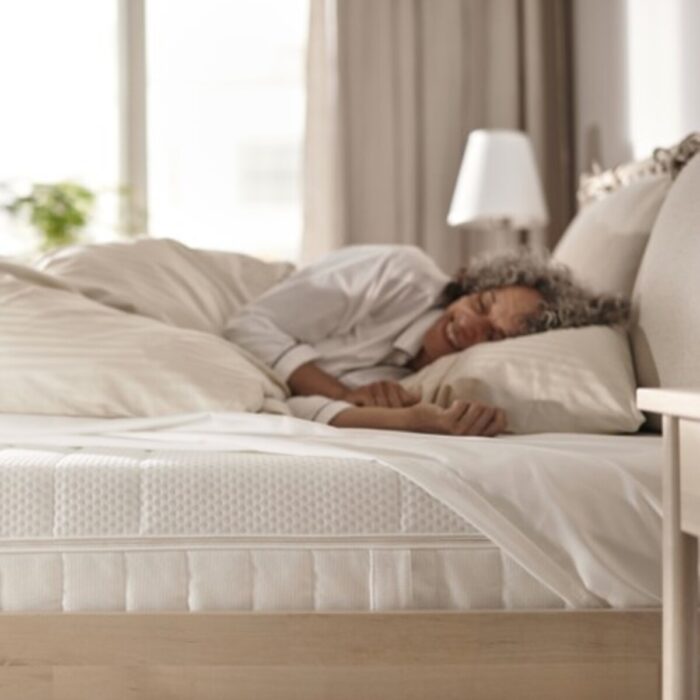 femme sur un matelas 160x200