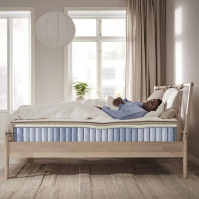 homme sur un matelas 160x200